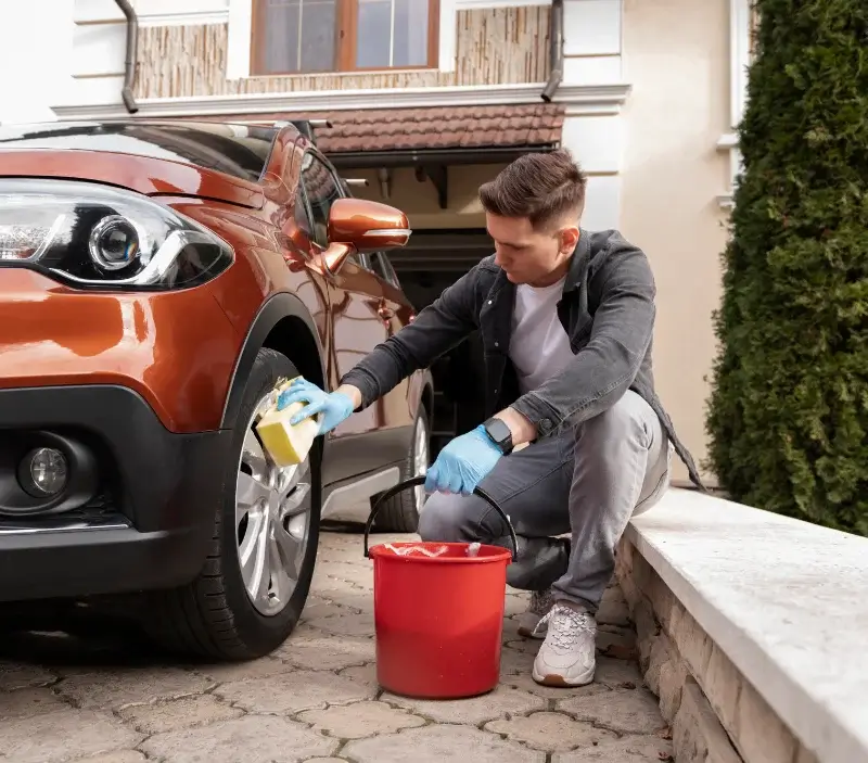 Lavage auto à domicile Ota : professionnel intervenant sur un véhicule